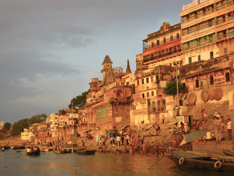 Jedním ze symbolů Váránasí jsou schody do řeky Gangy. Foto: ironmanixs / Creative Commons / CC BY-NC-SA 2.0.