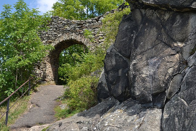 Z kdysi pyšného sídla zbyly dnes je ruiny.(Foto: Petr Kinšt/commons.wikimedia.org/CC BY-SA 4.0)