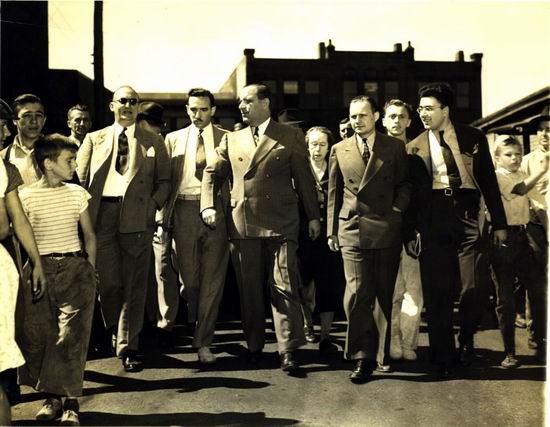 Fritz Kuhn v roce 1939 právě opustil budovu soudu. FOTO: Neznámý autor/Creative Commons/Public domain