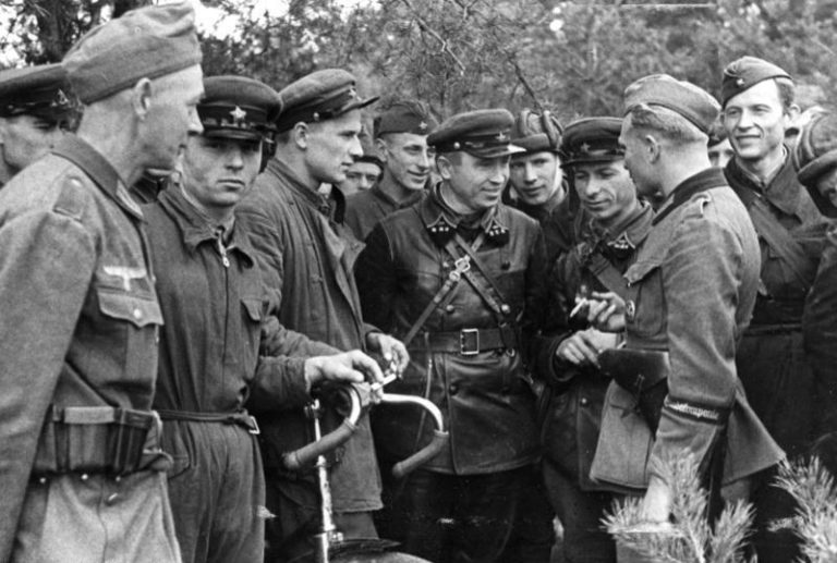 Setkání německých a sovětských jednotek na území Polska probíhá v přátelském duchu. Foto: Creative Commons, Bundesarchiv, Bild 101I-121-0008-25 / Ehlert, Max / CC-BY-SA 3.0.