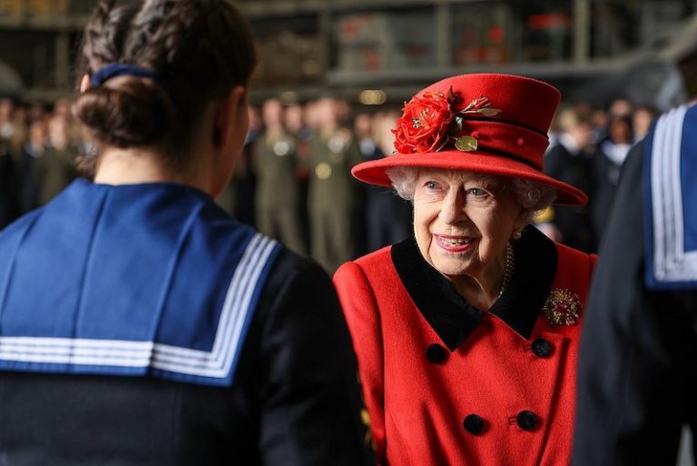 Královna Alžběta je ve skutečnosti ještěr. Když to zjistila Diana, musela zemřít. (Foto: Royal Navy / Creative Commons / CC BY-SA 3.0)