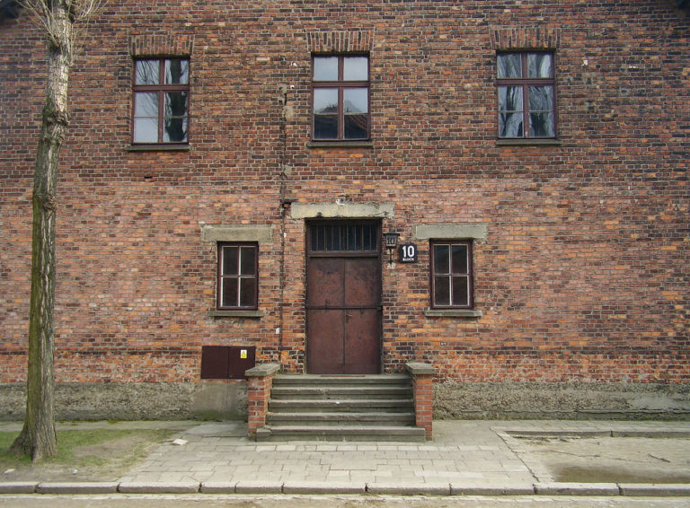V této osvětimské budově provádí hrozivý doktor Mengele své zrůdnosti. Foto: Creative Commons, VbCrLf, CC BY-SA 4.0.