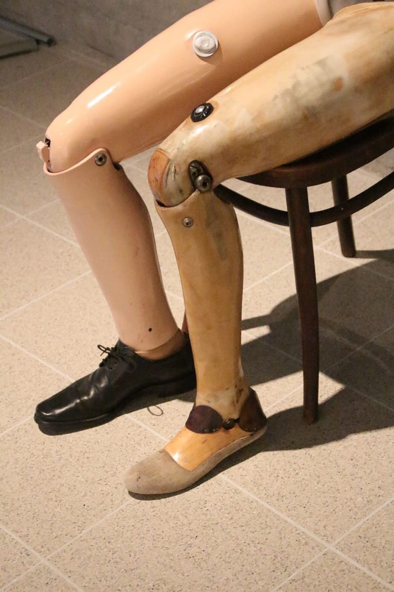 Dřevěné protézy nohou nejsou žádnou novinkou. FOTO: pxfuel