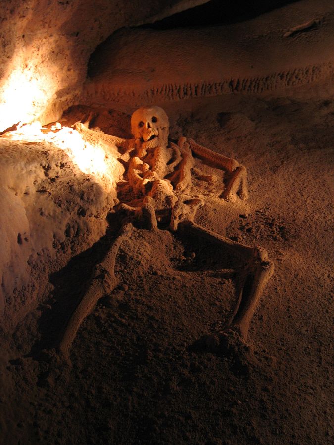 Mayové žili i v dnešním Belize. Dokazuje to fotografie mayských obětí z jeskyně Actun Tunichil Muknal, ostatky jsou známé pod přezdívkou „Crystal Maiden“.