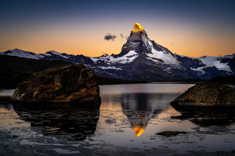 Na první pohled vypadá hora, zrcadlící se v jezerní hladině, jako z pohádky... Foto: pixabay