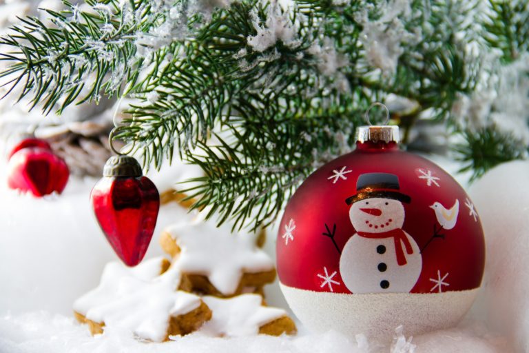 S příchodem 20. století se sněhuláci vyšplhají i na vánoční stromeček jako jedna z ozdob . Foto: pixabay