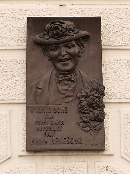 Na domě na pražském Loretánském náměstí, kde bydlela, má pamětní desku. FOTO: Luděk Kovář, Wikimedia Commons, CC BY-SA 3.0
