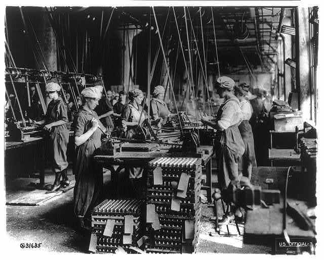 Ženy v 1. světové válce pracují také v továrně na munici. FOTO: picryl