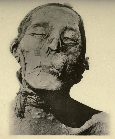 Mumie Amenhotepa II. je velmi zachovalá. Foto: Creative Commons, Annales du Service des antiquités de l'Egypte (ASAE) 3 (1902), volné dílo.