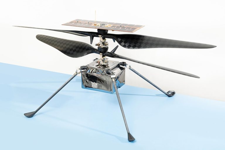 Ingenuity je malý plně autonomní vrtulník, který byl v rámci mise Mars 2020 dopraven na planetu Mars. Foto: Yarnalgo / Creative Commons / PD NASA