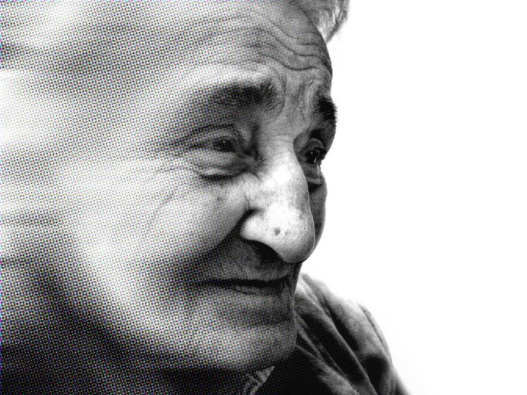 Bývá nejčastější příčinou demence, která vede postupně k závislosti nemocného na každodenní pomoci jiného člověka. Alzheimerova nemoc začíná pozvolna. Foto: pixabay