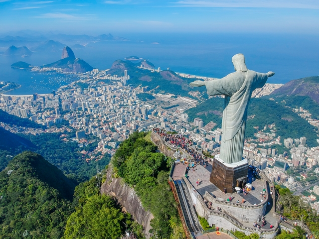 Třicet metrů vysoká socha stojí nad městem Rio de Janeiro. Foto: Shutterstock