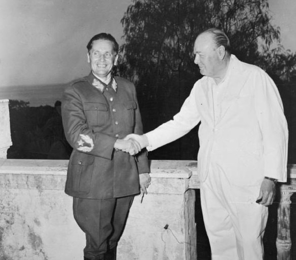 Jugoslávští partyzáni získávají mezinárodní podporu. Na snímku Josif Broz Tito s Winstonem Churchillem v roce 1944. Foto: Creative Commons, NAM 144 Imperial War Museums, volné dílo.