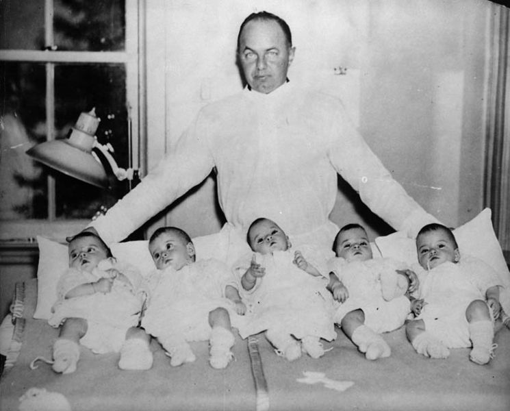 Podle všeho se v matčině těle vyvíjelo šest dětí, jedno ale potratila, takže na svět přichází pět krásných holčiček. (Foto: neznámý autor / commons.wikimedia.org / volné dílo)