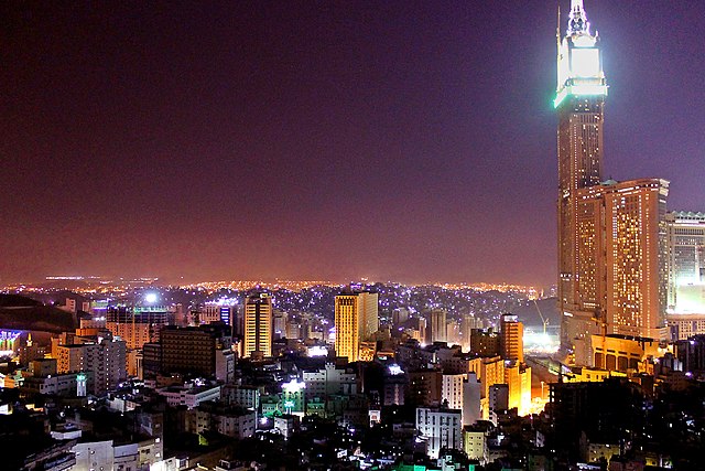 Díky dvěma milionům žároviček je věž v noci nádherně osvětlená.(Foto: عباد ديرانية / commons.wikimedia.org / CC BY-SA 3.0)