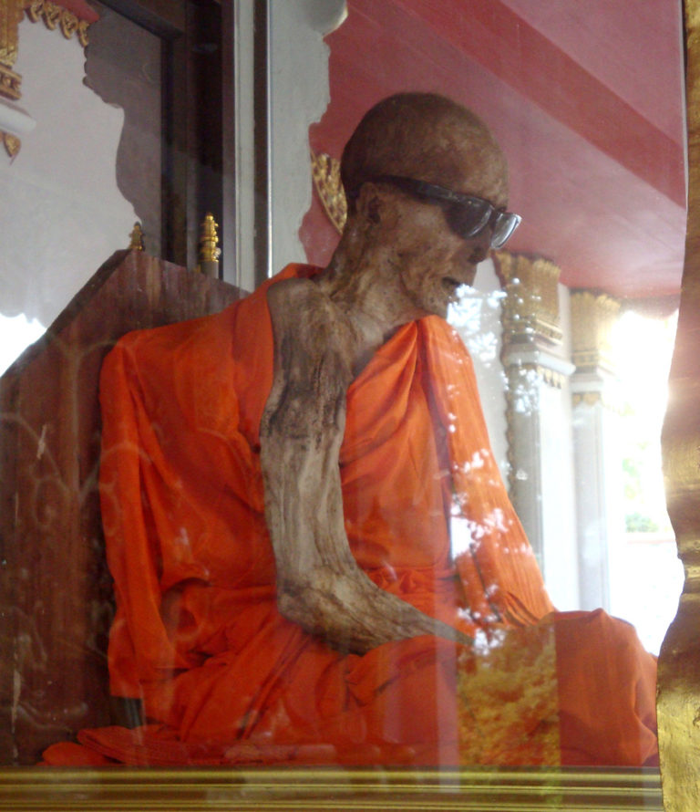 Tělo thajského buddhistického mnicha Luang Pho Daenga ve Wat Khunaramu (Per Meistrup, CC BY-SA 3.0, commons.wikimedia)