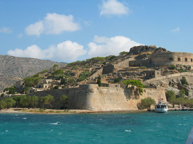 Také krétská pevnost na ostrově Spinalonga sloužila až do roku 1957 jako leprosárium. Foto: Creative Commons, volné dílo.
