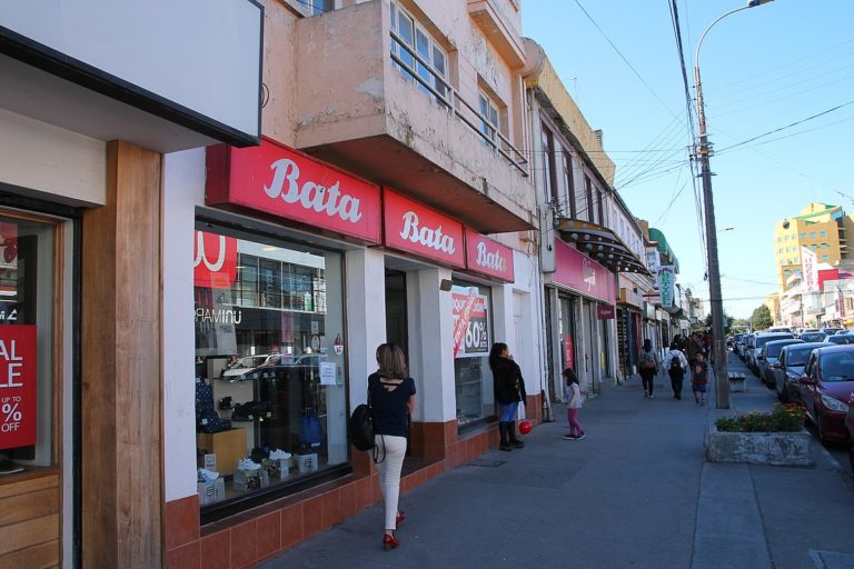 Dnes má firma Baťa pobočku třeba i v chilském městě Punta Arenas. FOTO: Draceane, CC BY-SA 4.0, via Wikimedia Commons