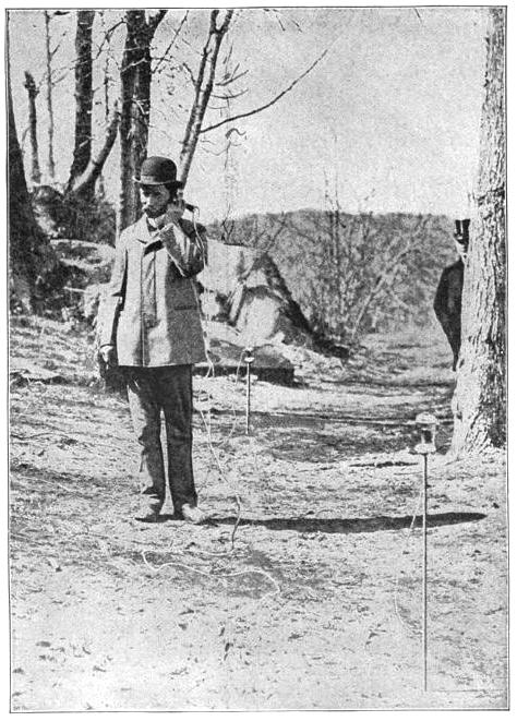 Nathan pomocí svého pozemního bezdrátového telefonu přijímá v březnu 1902 testovací hovor ve Washingtonu (volné dílo, commons.wikimedia)