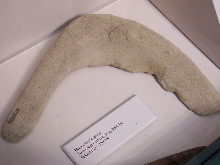 Běžný nástroj zemědělců – sumerský srp z doby 3000 př. n. l. FOTO: Maksim/Creative Commons/CC-by-2.0