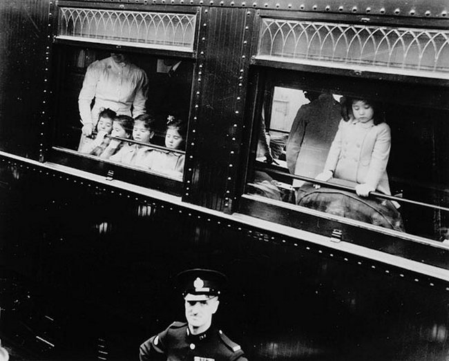 Děvčátka vyrážejí na cestu do Toronta k setkání s britským královským párem (1939).(Foto: Cdn. Govt. Motion Picture Bureau / commons.wikimedia.org / volné dílo)