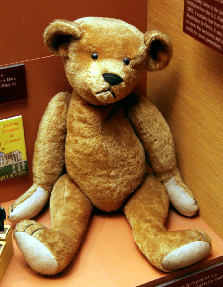 Takto vypadal původní model hračky teddy bear. Tohoto medvídka vlastnil prezidentův vnuk Kermit Roosevelt mladší.(Foto: Smithsonian Museum of Natural History / en.wikipedia.org / CC BY-SA 2.0)
