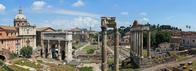 Forum Romanum je v dobách antického Říma centrem veřejného dění ve městě i v říši. Když už doba největší slávy tógy zvolna končí, aspoň zde se ještě stále nosí.(Foto: BeBo86 / cs.wikipedia.org / CC BY-SA 3.0)