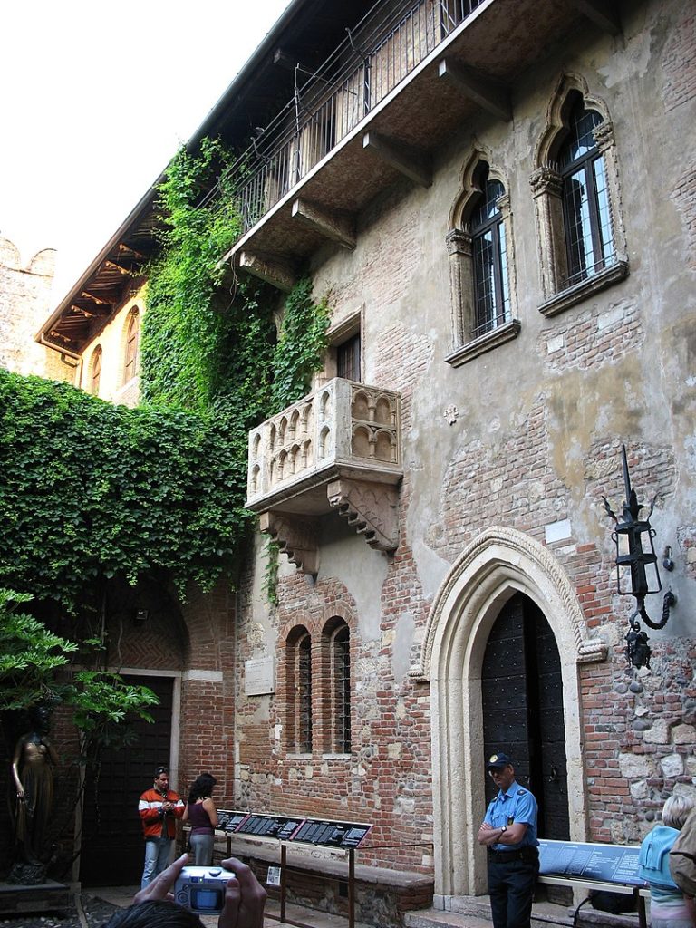 Balkon je jen atrakce pro turisty, žádná Julie na něm nikdy nestála (volné dílo, commons.wikimedia.org)