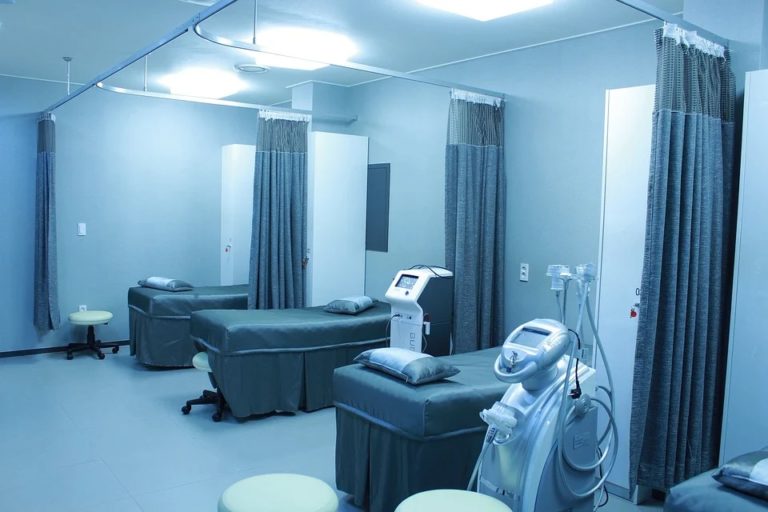 Všech šest lůžek je vybaveno moderními přístroji, které zajišťují sledování fyziologických funkcí pacientů. Foto: pixabay
