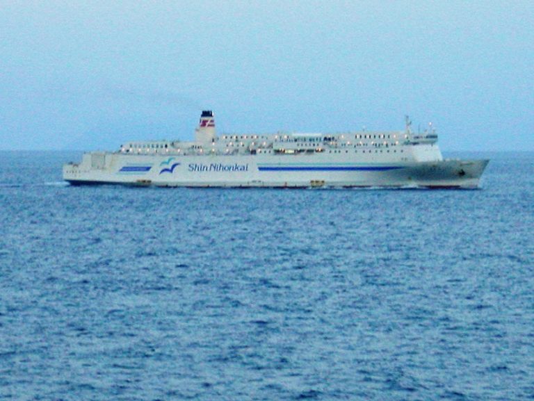 MV Princess of the Stars na moři, které je modré a klidné. (Bergmann, CC BY-SA 3.0, commons.wikimedia)