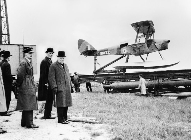 Winston Churchill se 6.června 1941 účastní vypuštění bezpilotního letadla de Havilland Queen Bee (Capt. Horton, volné dílo, commons.wikimedia)
