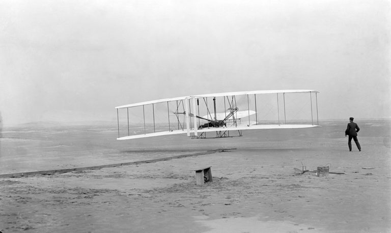 První oficiální pilotovaný let letadlem. (John T. Daniels, Volné dílo, commons.wikimedia)