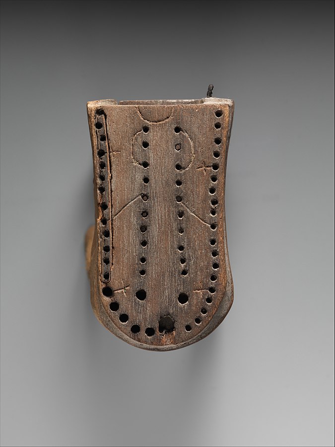 Deska pro hru Ohaři a šakali obsahuje otvory. FOTO: Metropolitan Museum of Art/Creative Commons/CC0