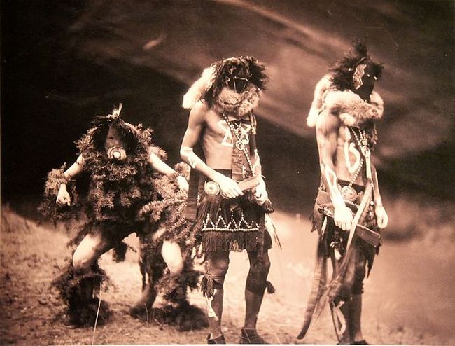 Navahové považují Shiprock za rituální místo mimořádného významu.(Foto: Edward S. Curtis/Osama Shukir Muhammed Amin FRCP / commons.wikimedia.org / volné dílo)