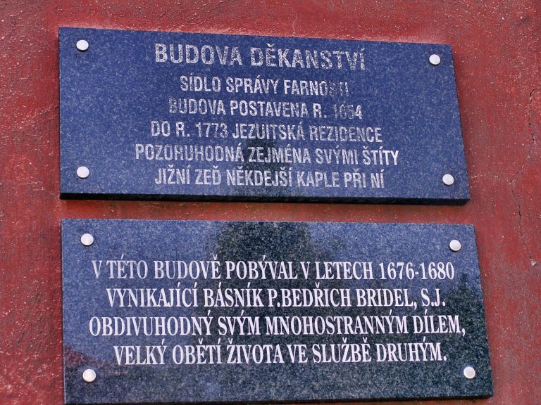 Pamětní deska Bridelovi na budově v Golčově Jeníkově. FOTO: BíláVrána/Creative Commons/CC BY-SA 4.0