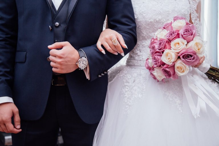 Přijmout po svatbě manželovo příjmení rozhodně není ve světě samozřejmostí. Foto: StockSnap / Pixabay.