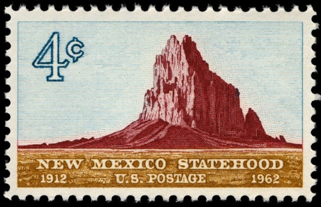 Posvátná skála se objevila i na americké poštovní známce v roce 1962.(Foto: Bureau of Printing and Engraving -- U.S. Post Office / commons.wikimedia.org / volné dílo)