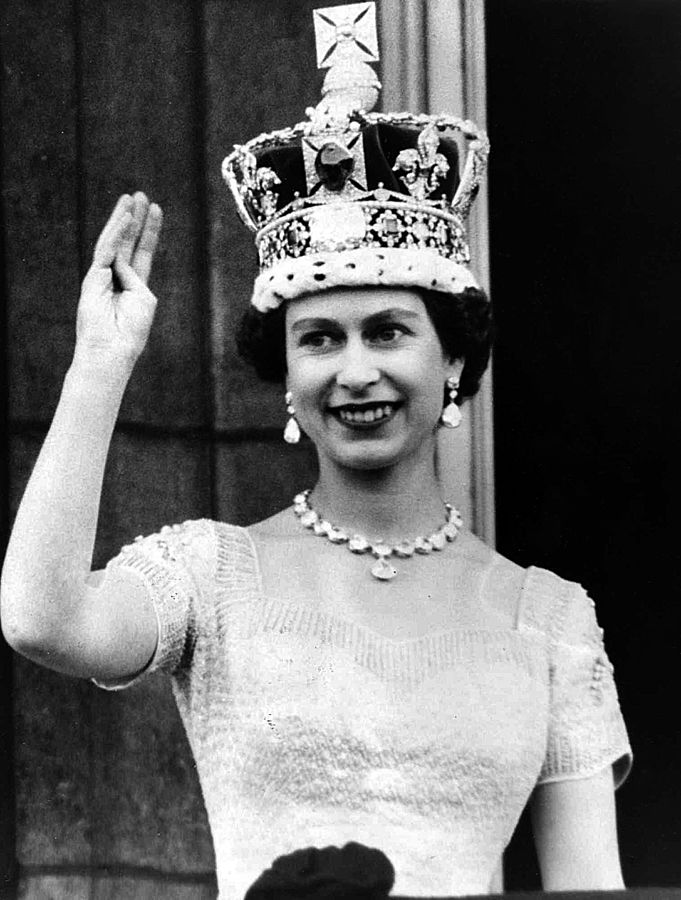 Po korunovaci Alžběta pozdravila poddané z balkonu. FOTO: National Media Museum from UK, Flickr Commons/Public Domain