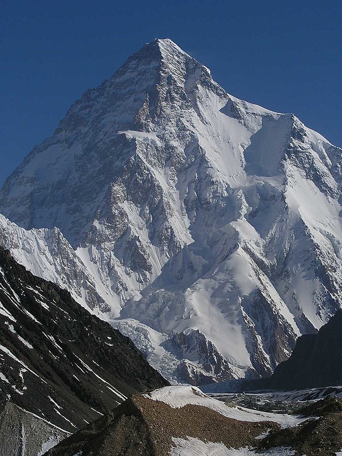 K2 je co do obtížnosti těžší než Mount Everest a netrénovaní horolezci se na ni nevydávají. FOTO: AdamJacobMuller (talk · contribs), CC BY-SA 3.0, via Wikimedia Commons
