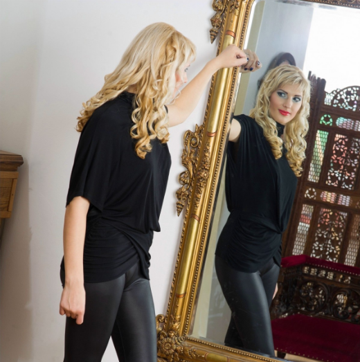 Obdivovat se v zrcadle je prý znak ješitnosti. FOTO: PxHere/Public Domain