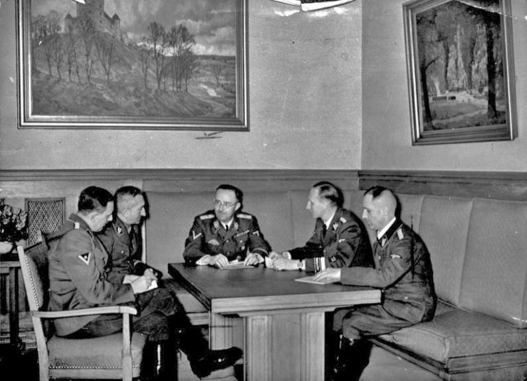 Nebe po boku nejvyšších nacistických pohlavárů, včetně Heinricha Himmlera (uprostřed), v roce 1939. Foto: Creative Commons, Bundesarchiv, Bild 183-R98680 / CC-BY-SA 3.0.