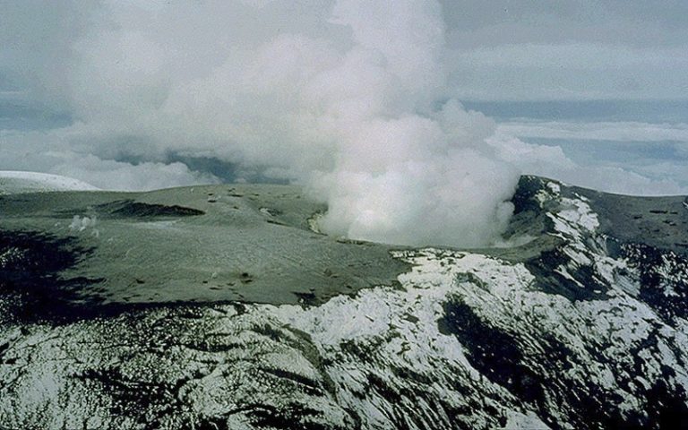 Vrchol sopky Nevado del Ruiz několik týdnů před výbuchem. FOTO: Jeffrey Marso, USGS geologist, Public domain, via Wikimedia Commons