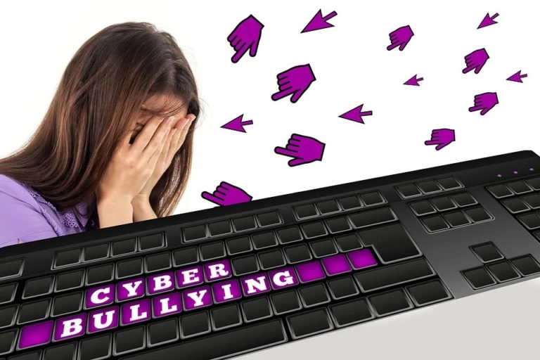 Od června 2010 je stalking považován za trestný čin. Další formou kyberšikany je ostrakizace (vyloučení) z kolektivu. Foto: pixabay