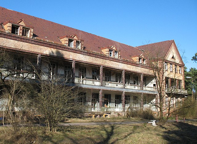 Velké balkóny sloužily k odpočinku ležících pacientů na čerstvém vzduchu.(Foto: Doris Antony / commons.wikimedia.org / CC BY-SA 4.0)
