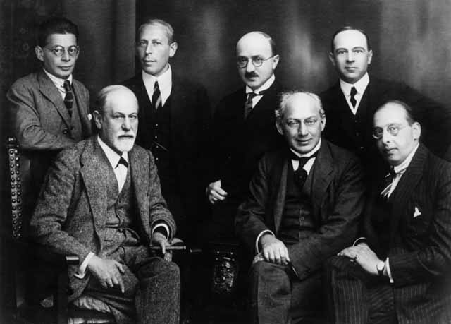 Výbor mezinárodní psychoanalytické asociace v roce 1922. Freaud sedí první zleva. FOTO: Becker & Maass, Berlin/Creative Commons/Public domain