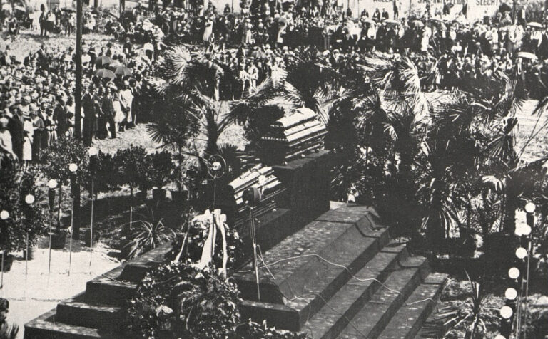 Pohřeb Tomáše Bati, na katafalku rakev Tomáše Bati, pod ní rakev šéfpilota Broučka. FOTO: neznámý autor/Creative Commons/Public domain