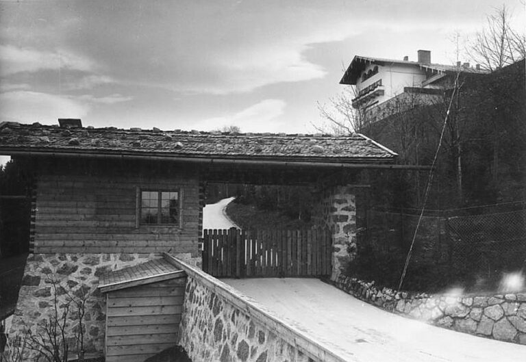 Chráněný vjezd do rezidence. Hlavní dům s výhledem na hory je k vidění v pozadí. FOTO: Bundesarchiv, Bild 183-1999-0412-502 / CC-BY-SA 3.0