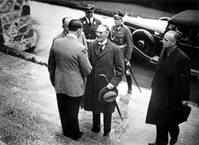 Adolf Hitler, Neville Chamberlain a Joachim von Ribbentrop před usedlostí. FOTO: Bundesarchiv, Bild 183-H12478 / CC-BY-SA 3.0
