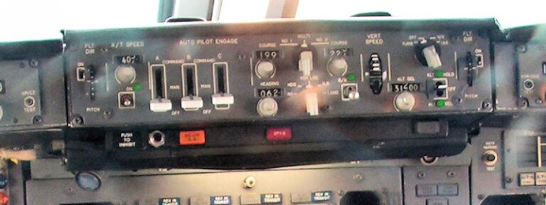 Eldar soustavným tlakem na berany částečně odpojil autopilota - nevyřadil sice ovládání výškovky, ale směrovky už se ovládaly manuálně. FOTO: Snowdog, Public domain, via Wikimedia Commons
