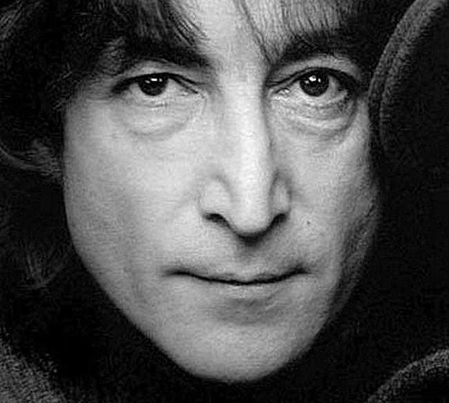 John Lennon focený nedlouho před smrtí (Jack Mitchell, CC BY-SA 3.0, commons.wikimedia)